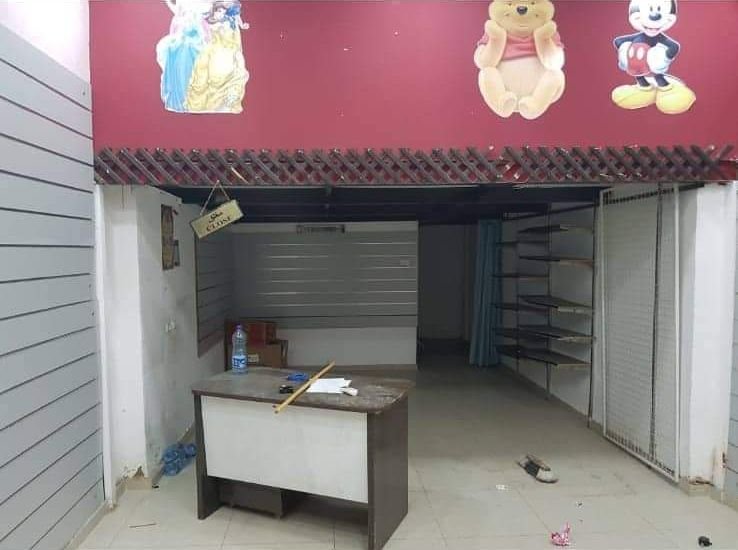 محل للبيع وسط اريحا شارع عمان